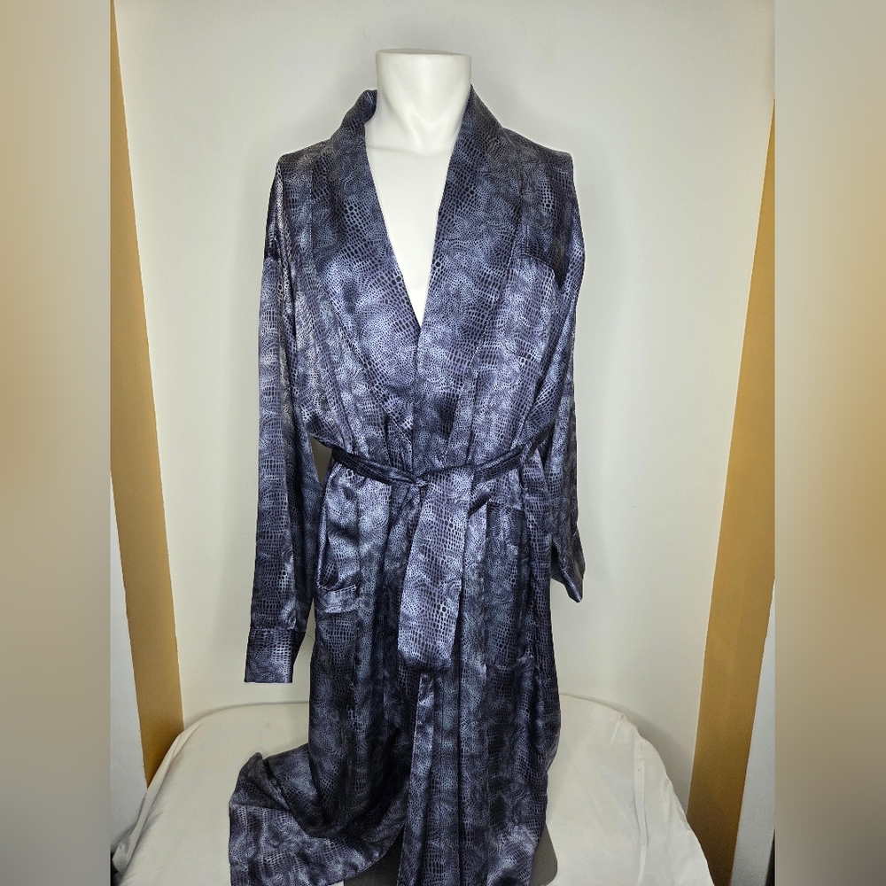 NWT Max Deco Size S/M Mens 100% Silk Elegant Blue Patterned Robe